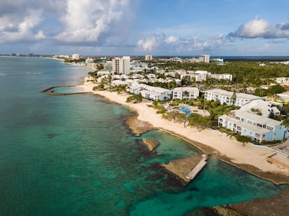 Playa de Siete Millas (Islas Caimán). El prototipo de arenal idílico, de arenas blancas y aguas cristalinas, conforma el paisaje de este rincón caribeño, territorio británico en ultramar. Es un lugar perfecto para caminar descalzo y contemplar hermosas puestas de sol. Aquí hay un sinfín de deportes acuáticos que se pueden hacer, desde esnórquel hasta buceo, además de servicios como estacionamiento y baños gratuitos.