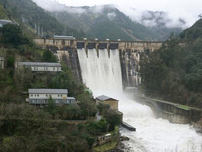 Imagen de la presa sobre el río Miño de Os Peares, en A Peroxa, en la provincia gallega de Ourense.