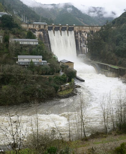 Imagen de la presa sobre el río Miño de Os Peares, en A Peroxa, en la provincia gallega de Ourense.