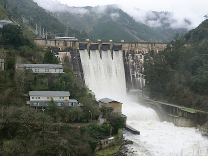 Imagen de la presa sobre el río Miño de Os Peares, en A Peroxa, en la provincia gallega de Ourense.