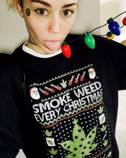 Con un jersey con aires navideños, la cantante Miley Cyrus ha preferido colocarse las luces del árbol como complemento en vez de ponerlas en el árbol.