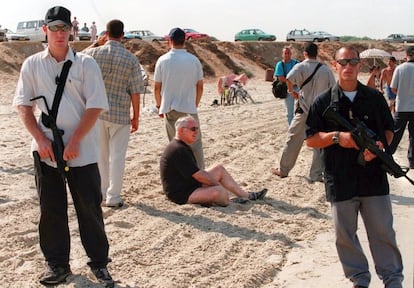 Tras el asesinato de su predecesor en el cargo, el laborista Simón Peres, los primeros ministros se hallan sometidos a estrictas medidas de seguridad. En la imagen, rodeado de guardaespaldas en la playa de Cesarea (al norte de Tel Aviv) en 1996.