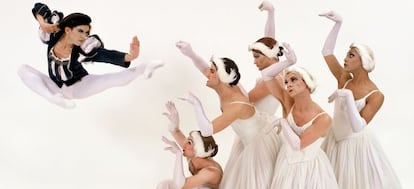 Un momento de la representación de 'El lago de los cisnes' por Les Ballets Trockadero de Monte Carlo.