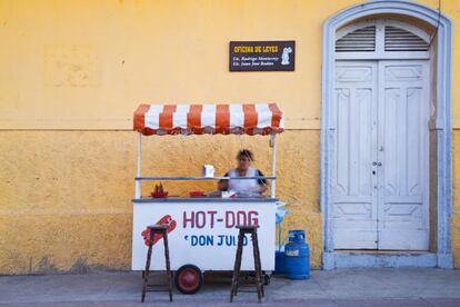 Los hemos visto por la calle de cualquier gran ciudad, sobre todo a altas horas de la madrugada. Estos sencillos carritos son una verdadera mina de oro: venden miles de perritos calientes al día a frenéticos transeúntes de las principales metrópolis del mundo. Los puestos más sofisticados han expandido el negocio y ofrecen también burritos o hamburguesas. Según la web especializada en información económica <a href="http://capitalibre.com/"target="blank">'Capitalibre'</a>, en Estados Unidos reportan salarios que van desde los 27.000 € hasta los 88.000 € al año.