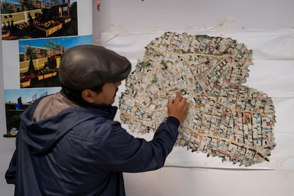 El arquitecto Kevin Salinas muestra un mapa de la localidad de Soacha.