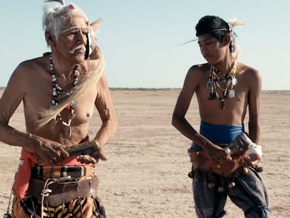 Tres miembros de la Tribu Yaqui realizan la danza del venado, en un fotograma del documental Laberinto Yo´eme.