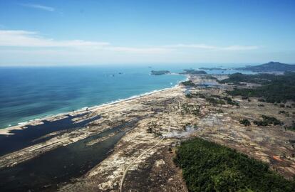 Imagen del litoral que une Meulaboh con Banda Aceh tomada desde un helicóptero de rescate el 18 de enero de 2005.