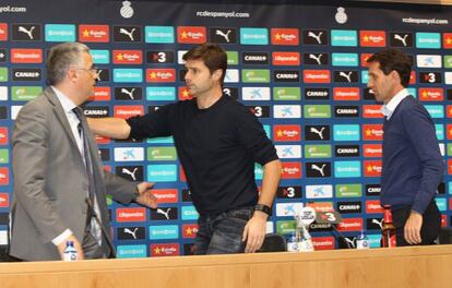 Mauricio Pochettino (c) at the press conference to announce his exit.