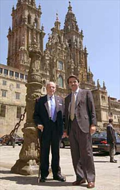 Manuel Fraga y José María Aznar, ayer, ante la catedral de Santiago.