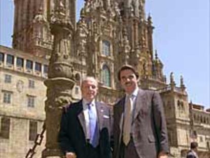 Manuel Fraga y José María Aznar, ayer, ante la catedral de Santiago.