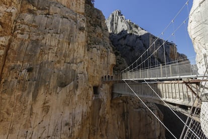 Inaugurado en 1905 por Alfonso XIII (de ahí su nombre), este sendero discurre por una pasarela aérea, suspendida y adosada a las verticales paredes del Desfiladero de los Gaitanes, entre Álora y El Chorro (Málaga), sobre el cauce del río Guadalhorce. El momento culminante llega al final del recorrido, cuando se cruza, con 105 metros de caída por debajo, una oscilante pasarela metálica de más de 30 metros de largo que cruza el desfiladero de lado a lado en paralelo al vetusto acueducto de Eugenio Rivera. La ruta, sencilla pero vertiginosa, arranca en Ardales (Zona Norte), donde se puede aparcar el coche. Al finalizar el recorrido, en El Chorro (Zona Sur), los visitantes pueden coger un autobús lanzadera que les devuelve al punto de partida (1,55 euros el trayecto). La entrada al <a href="https://elviajero.elpais.com/elviajero/2015/06/25/actualidad/1435228238_983726.html" target="_blank">Caminito del Rey,</a> donde el casco de seguridad obligatorio, cuesta 10 euros por persona (18 euros en visitas guiadas). Más información: <a href="http://www.caminitodelrey.info/es/" target="_blank">www.caminitodelrey.info</a>