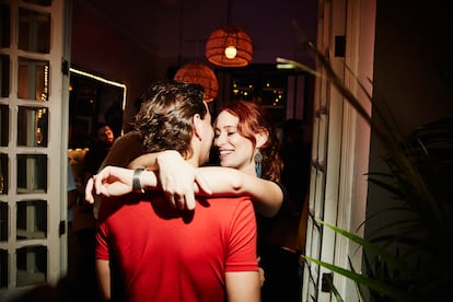 El sexo casual en entornos de fiesta está vinculado con frecuencia al consumo de alcohol (aunque no es recomendable dado los riesgos que se toman bajo sus efectos, como el uso de menos métodos de protección).