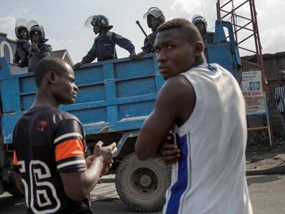 La policía patrulla un barrio de Goma (RD Congo) después de que manifestantes intentaran bloquear la carretera con rocas, este lunes.