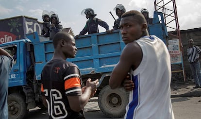 La policía patrulla un barrio de Goma (RD Congo) después de que manifestantes intentaran bloquear la carretera con rocas, este lunes.