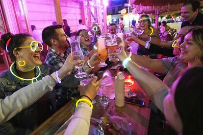 Un grupo de amigos brinda en un bar del Upper West Side neoyorquino el pasado 17 de mayo. El toque de queda de medianoche finalizó este 31 de mayo para bares y restaurantes de la ciudad. 