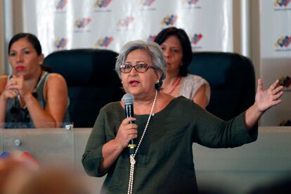 Tibisay Lucena, expresidenta del Consejo Nacional Electoral de Venezuela, habla durante una reunión con candidatos presidenciales en Caracas, el 2 de marzo de 2018.