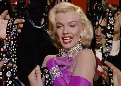 Marilyn Monroe dejó bien claro en la película 'Los caballeros las prefieren rubias' (1955) qué debería regarlar un hombre en cuestión de joyas.