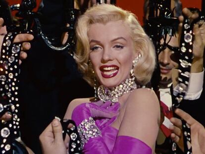 Marilyn Monroe dejó bien claro en la película 'Los caballeros las prefieren rubias' (1955) qué debería regarlar un hombre en cuestión de joyas.