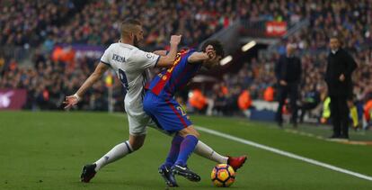 Sergi Roberto protege el balón ante Benzema.