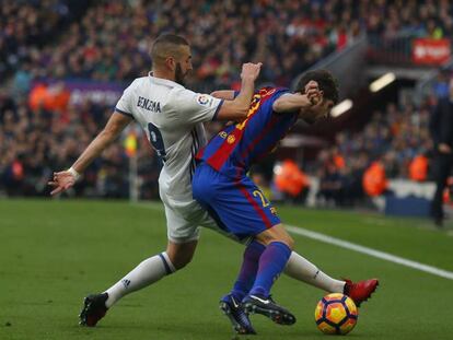 Sergi Roberto protege el bal&oacute;n ante Benzema.