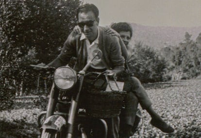 Joan Brossa, en moto amb Madelon Belle, a la dècada dels cinquanta.