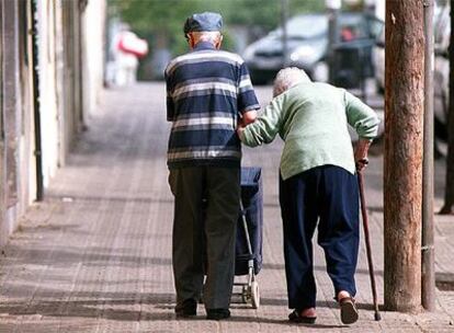 Una pareja de ancianos en una calle de Barcelona.