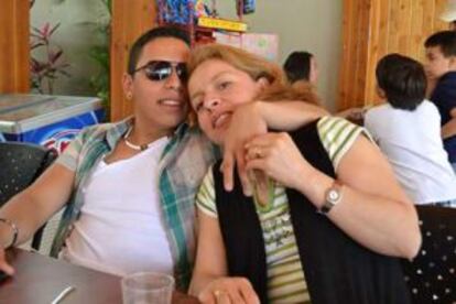 Fabián Cueva, con su madre, en una imagen familiar.