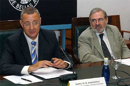 El ministro de Trabajo, Jesús Caldera, a la izquierda, en la presentación del anuario de la RSC en España.