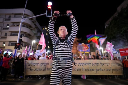 Un manifestante lleva una máscara con la cara de Netanyahu durante una protesta este sábado en Tel Aviv.