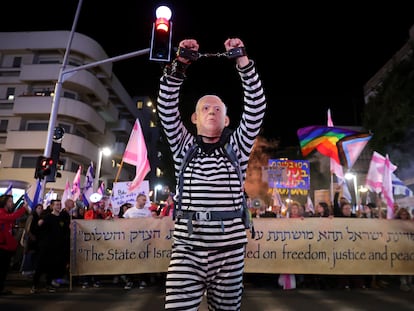 Un manifestante lleva una máscara con la cara de Netanyahu durante una protesta este sábado en Tel Aviv.