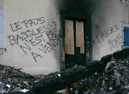 Casa incendiada en Larrau, en el País Vasco francés.