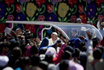 El Papa recorre San Cristóbal después de su misa. El siguiente evento es una comida con líderes indígenas.