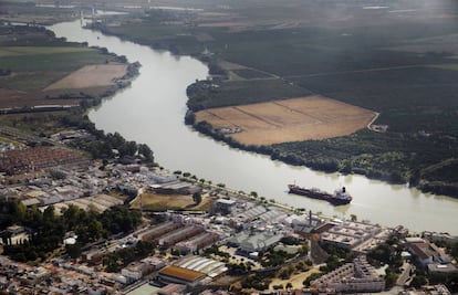 Un barco navega hacia Sevilla por el Guadalquivir.