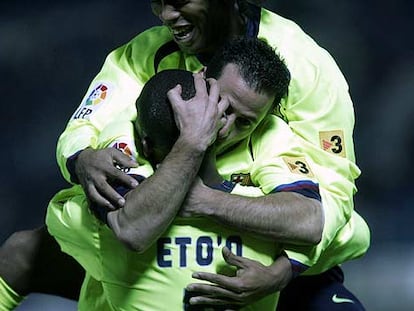 Ronaldinho y Giuly se abrazan a Eto'o tras el gol del camerunés, el primero del Barça.