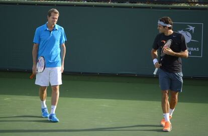 Federer y Edberg, en Indian Wells, antes de que el sueco se fuera a Estocolmo.