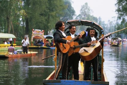 Mariachis tocando a bordo de la trajinera en los canales de Xochimilco en Ciudad de M&eacute;xico, en una foto de archivo