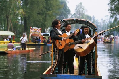 Mariachis tocando a bordo de la trajinera en los canales de Xochimilco en Ciudad de México, en una foto de archivo