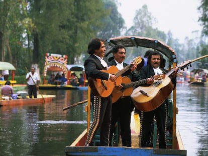 Mariachis tocando a bordo de la trajinera en los canales de Xochimilco en Ciudad de M&eacute;xico, en una foto de archivo