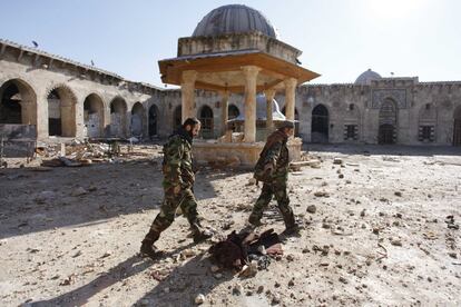 Soldados del Ejército Libre de Siria atraviesan un patio de la Gran Mezquita de Alepo, en diciembre de 2013.