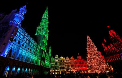 Brussels' Grand Place is illuminated during a light show as part as the Christmas "Winter Wonders" (Plaisirs d'Hiver, Winter Pret) festivities, including a Christmas market and other events in central Brussels, Belgium, November 25, 2016.   REUTERS/Yves Herman