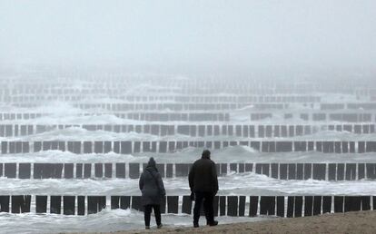 Viandantes caminan por la playa del Mar Báltico en Graal-Mueritz (Alemania).