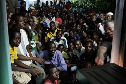 Residentes de Abiyán siguen por televisión la caída de Laurent Gbagbo.