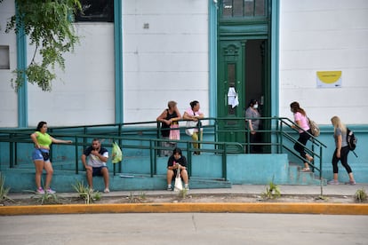 Pacientes al exterior del Hospital de Infecciosas Francisco Javier Muñiz, este martes.