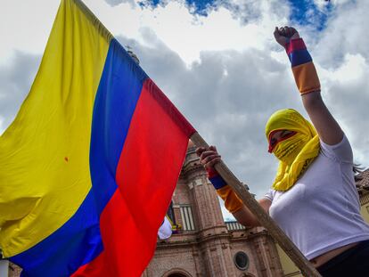 Una manifestante con la bandera de colombia durante el paro nacional indefinido contra el presidente Iván Duque.