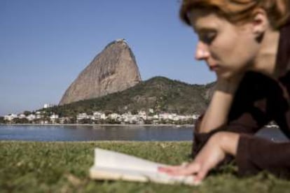 La enfermera Bruna Siqueira lee un libro en el parque Aterro do Flamengo, en Rio de Janeiro.