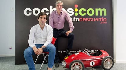 Iñaki Arrola, fundador de Coches.com, junto a Gerardo Cabañas, director general de la web de clasificados, en la sede de la compañía. 