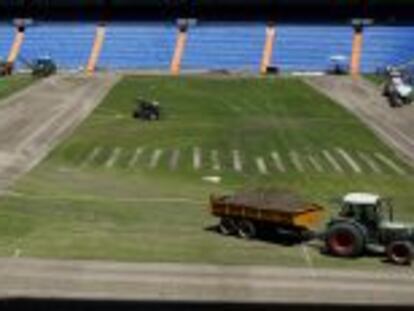 Empleados cambiando el c&eacute;sped del Santiago Bernab&eacute;u, en una imagen tomada ayer.