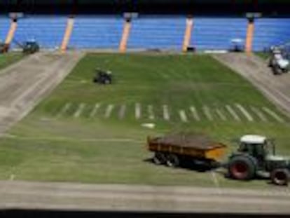 Empleados cambiando el c&eacute;sped del Santiago Bernab&eacute;u, en una imagen tomada ayer.