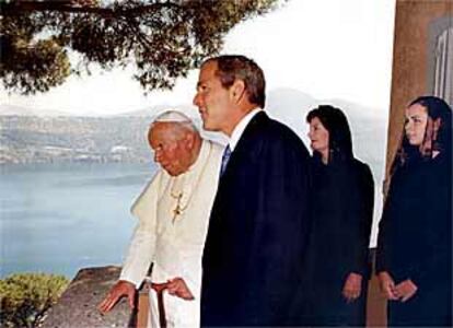 Juan Pablo II, con el presidente George Bush, su esposa, Laura, y su hija Bárbara en Castelgandolfo.
