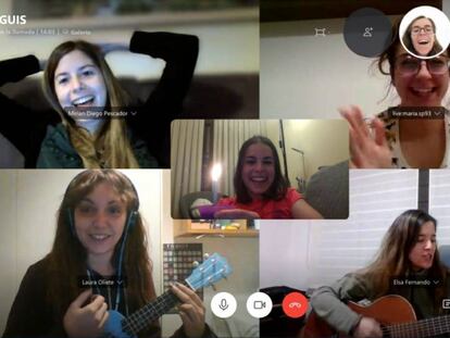 Raquel García Chico, em uma videochamada pelo Skype com suas amigas.